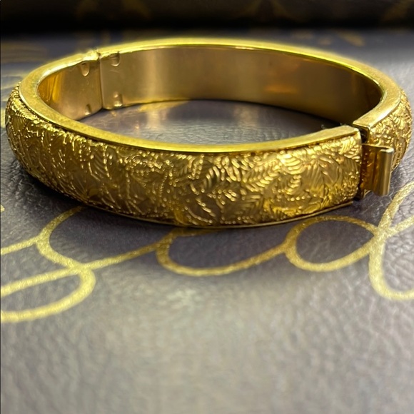 Sold Vintage Elegant Goldtone Bracelet - Picture 2 of 3